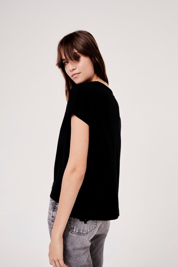 remera v flower