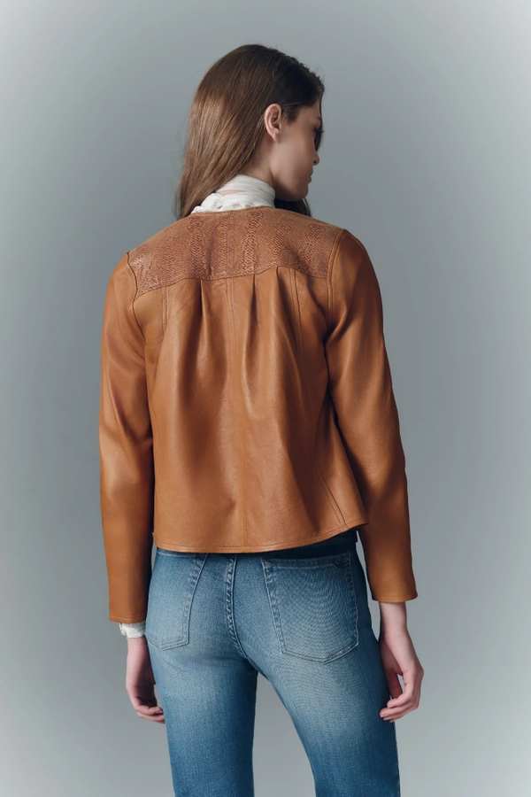 chaqueta reptile cuero