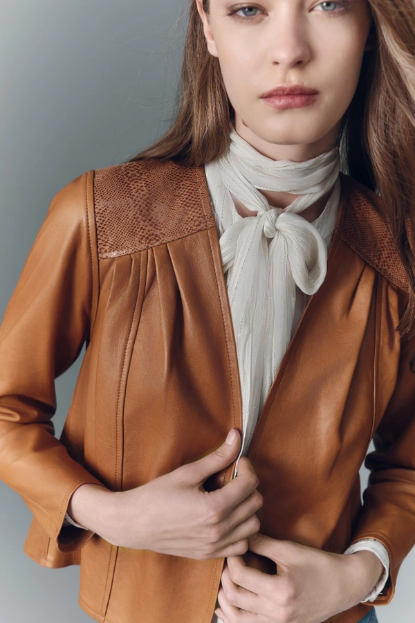 chaqueta reptile cuero