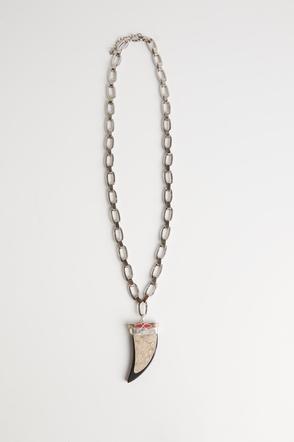 Collar Asia Horn
